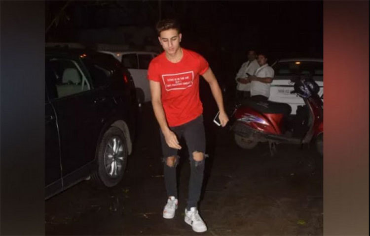 পার্টিতে সবাইকে বেশ হৈহুল্লোড়ে মেতে উঠতে দেখা গেল।