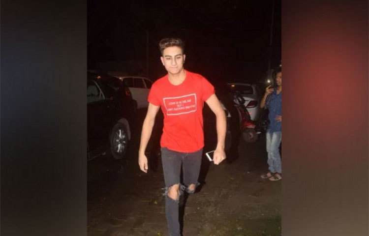 তারা তিনজন একে অপরের খুবই ভালো বন্ধু।