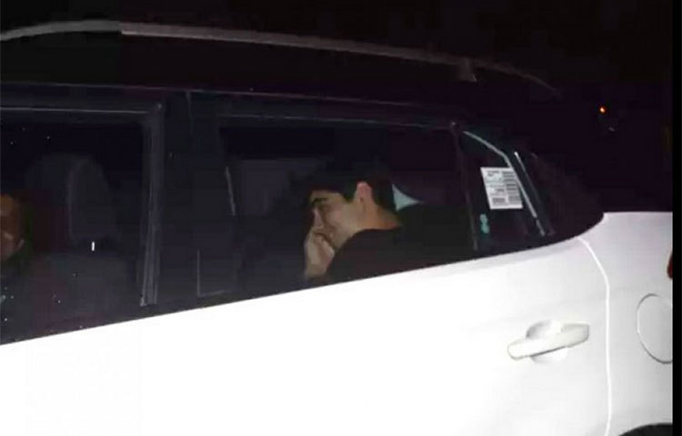 পার্টিতে যোগদানের পর ক্যামেরার সামনে পোজ দিতে চাননি আরব।