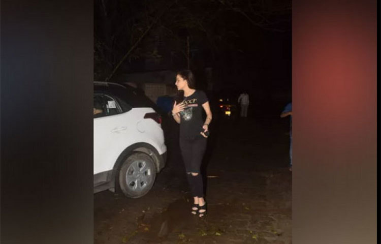 পার্টির পর বন্ধুদের বিদায় জানাতে দেখা যায় সিয়াকে। জন্মদিনের সাজে সিয়াকে খুবই সুন্দর লেগেছে।