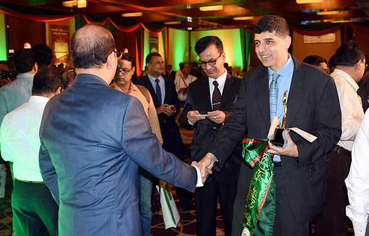 সিআইপি কার্ড প্রদান অনুষ্ঠানে একজনের কুশলাদি বিনিময় করছেন আহসান খান চৌধুরী। ছবি : বিপ্লব দিক্ষিৎ