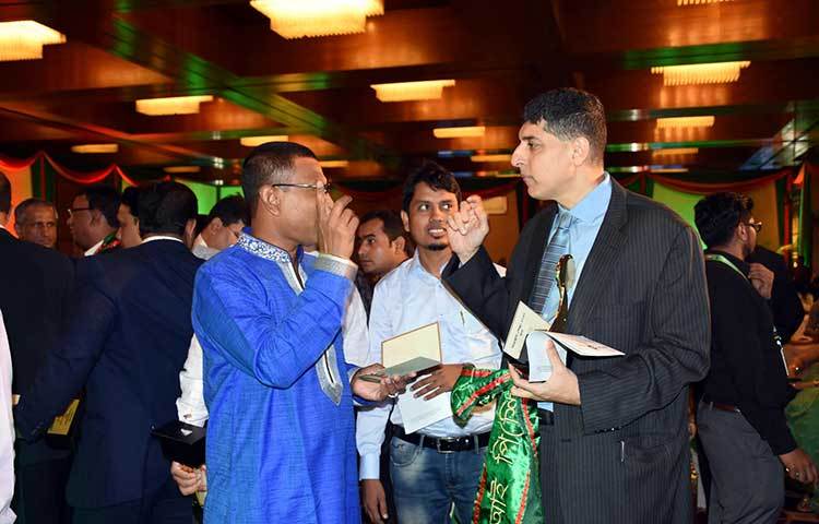 আহসান খান চৌধুরী সিআইপি কার্ড প্রদান অনুষ্ঠানে একজনের সঙ্গে কথা বলছেন। ছবি : বিপ্লব দিক্ষিৎ