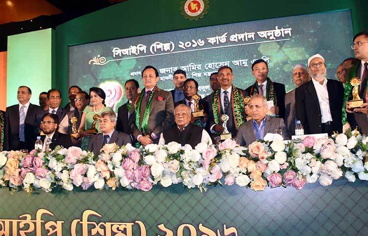 সিআইপি কার্ড প্রাপ্তদের গ্রুপ ফটোসেশসন। ছবি : বিপ্লব দিক্ষিৎ