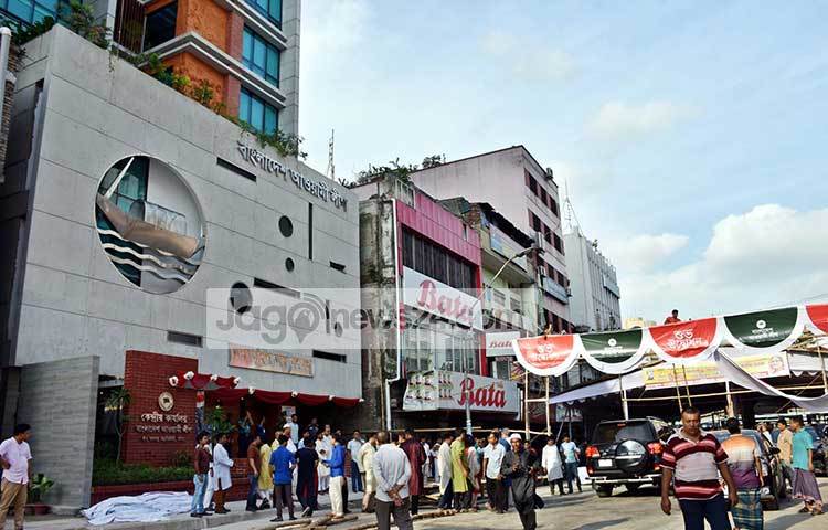 রাজধানীর গুলিস্তানের বঙ্গবন্ধু এভিনিউতে বাংলাদেশ আওয়ামীগের প্রধান কার্যালয়টি অবস্থিত।