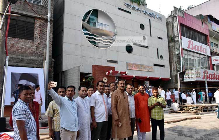 আওয়ামী লীগের কেন্দ্রীয় কার্যালয়ের সামনে সেলফি তুলছেন কেউ কেউ। ছবি : বিপ্লব দিক্ষিৎ