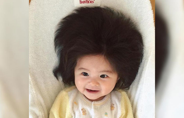 মিষ্টি হাসিতে সবার মন জয় করছে চাকো।