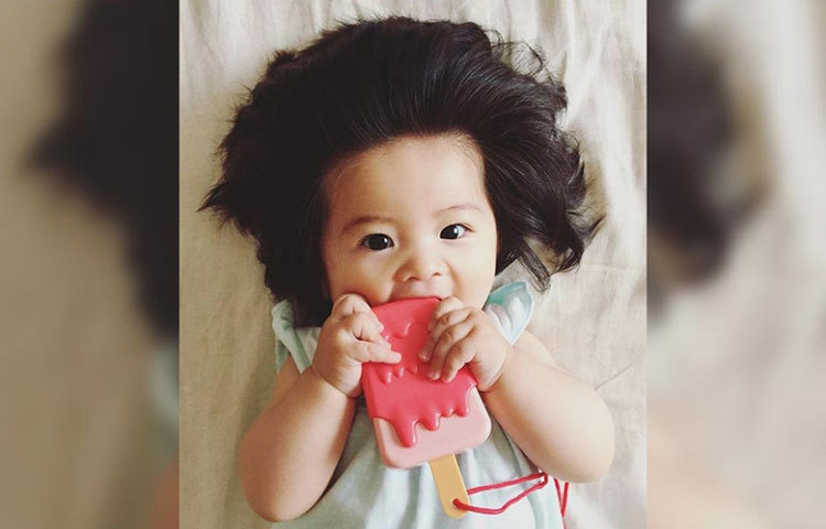 চাকো আইসক্রিম খাচ্ছে মজা করে।