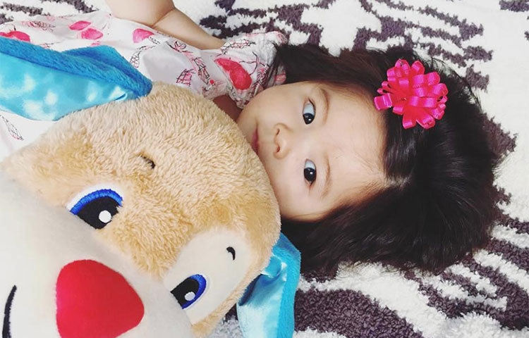 পুতুল নিয়ে সময় কাটাচ্ছে চাকো।