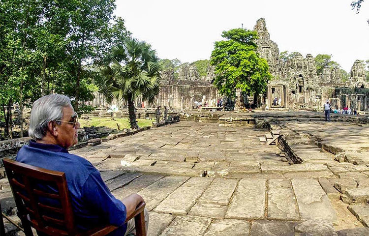 বাজপেয়ীর অন্যতম বড় অবদান ‘স্বর্ণ চতুর্ভূজ’ প্রকল্প। সড়ক পথে জুড়ে যায় দেশের চার প্রধান শহর- কলকাতা, মুম্বাই, চেন্নাই ও দিল্লি।