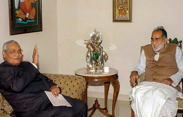 সংসদে বাজপেয়ীর ভাষণ মানেই ছিল বড় আকর্ষণ। বিরোধীরাও অপেক্ষায় থাকতেন কবিতা, শায়েরি শোনার জন্য। ১৯৯৪ সালে তিনি শ্রেষ্ঠ সাংসদ হিসেবে সম্মানিত হন।