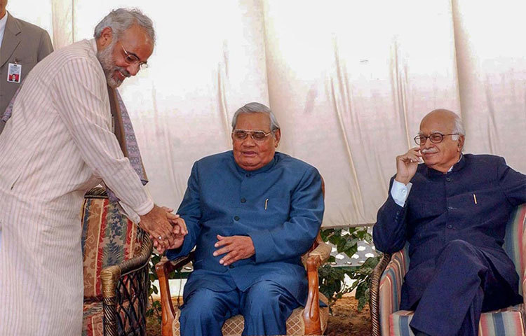 দিল্লি আজ মেট্রো রেলের শহর। অটল বিহারী বাজপেয়ীর আমলেই শুরু হয় এই প্রকল্প।