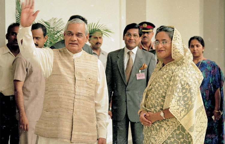 বাজপেয়ী প্রধানমন্ত্রী হওয়ার পরে বিভিন্ন সিদ্ধান্তে বুঝিয়ে দিয়েছেন তিনি সরকারের প্রধান। রাজনৈতিক দলের নন।