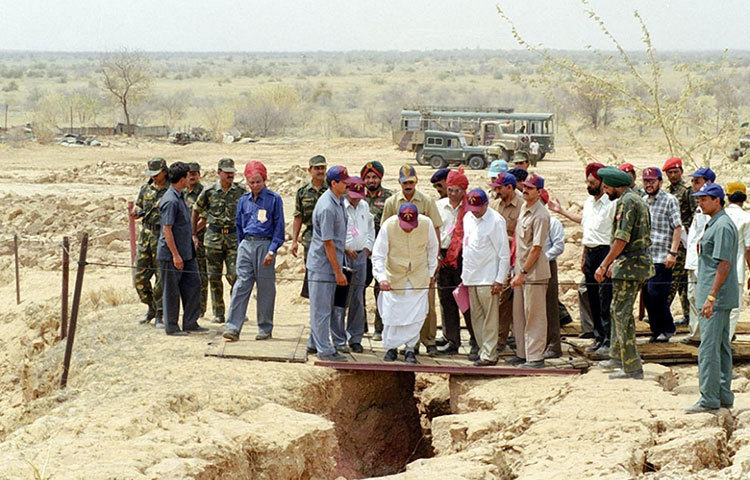 আমাদের হাতে পরমাণু বোমা। পোখরানে পরীক্ষামূলক বিস্ফোরণের সিদ্ধান্তে বার্তা পেয়েছিল গোটা বিশ্ব।