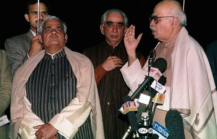 রাজীব গান্ধীর আমলে শুরু হয় ভারতের টেলিকম যাত্রা। আর বাজপেয়ী সরকার টেলিফোন যাতে সাধারণ মানুষ ব্যবহার করতে পারে, তার উদ্যোগ নেন।