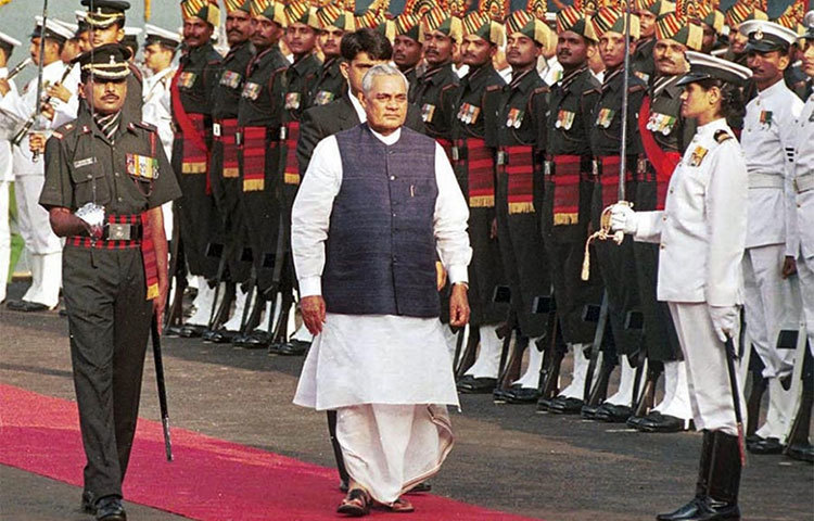 ১৯৯৯ সালে কার্গিলে পাক জঙ্গির অনুপ্রবেশ। পাল্টা হামলার সিদ্ধান্ত নিয়ে ভারতীয় সেনা দখল নেয় দ্রাস, কার্গিলের। প্রধানমন্ত্রী তখন বাজপেয়ী।