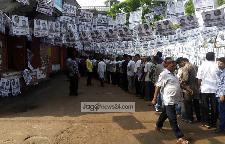 উৎসব মুখর পরিবেশে বরিশালে ভোট দিতে এসেছে বরিশালের সিটি কর্পোরেশনের ভোটাররা।
