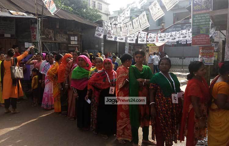বরিশাল সিটি কর্পোরেশনে ভোট প্রদানে নারীদের স্বতঃস্ফূর্ত অংশগ্রহণ।