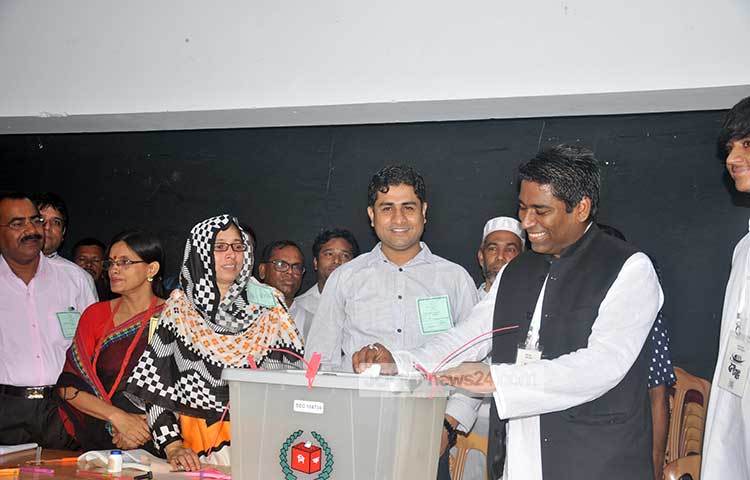 বরিশালের একটি কেন্দ্র ভোট দিচ্ছেন আওয়ামী লীগ মনোনীত মেয়র প্রার্থী সেরনিয়বাদ সাদিক আবদুল্লাহ।