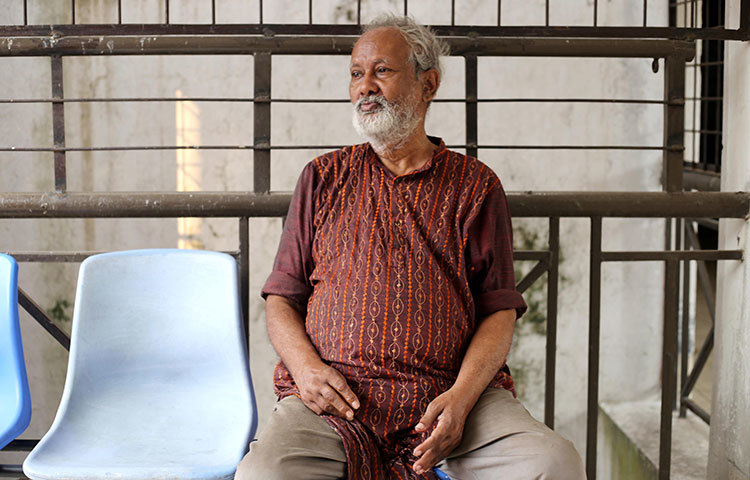 রাজধানীর আগারগাঁওয়ের প্রবীণ নিবাসে বসে ছবি এঁকেই দিন কাটে মজিবুল হকের। ফ্যাকাসে জীবনের হাজারও গল্প রঙিন করে তোলেন তুলির আঁচড়ে আঁচড়ে। মন চাইলে মধ্য রাতেও রংতুলি আর আর্ট পেপার নিয়ে বসে যান আশ্রমের নির্জন কক্ষে। ছবির ক্যানভাসে কখন ভোরের আভা ফুটে ওঠে, তা নিজেও টের পান না। ছবি : মাহবুব আলম