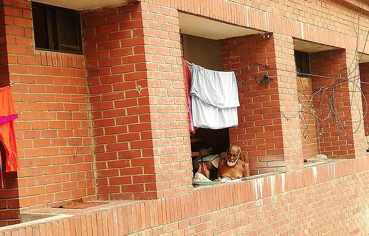 নিঃসঙ্গ সময় কাটাচ্ছেন এক বৃদ্ধ। জীবনের শেষ সময়গুলো এভাবে কাটাতে হবে তা তিনি কখনই ভাবেননি হয়তো। ছবি : মাহবুব আলম