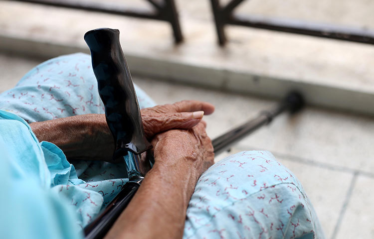 জীবনের শ্রেষ্ঠ সময়গুলো পরিবারে সন্তানদের সঙ্গে কাটিয়েছেন, অনেক ত্যাগ তিতিক্ষার মাধ্যমে তাদের বড় করে তুলেছেন এই বৃদ্ধা। এখন তার সময় কাটছে এক একা। ছবি : মাহবুব আলম