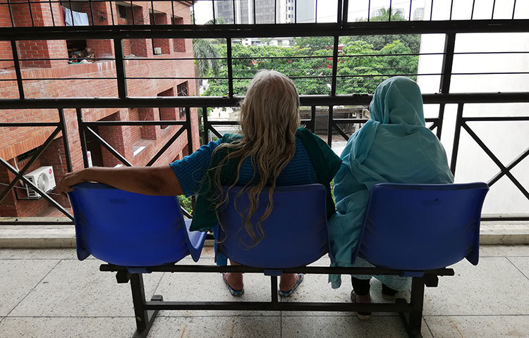 বৃদ্ধাশ্রমের মানুষেরাই এখন একে অপরের আপনজন। ফেলে আসা দিনগুলোর নানান গল্প করে তাদের সময় চলে যায়। ছবি : মাহবুব আলম