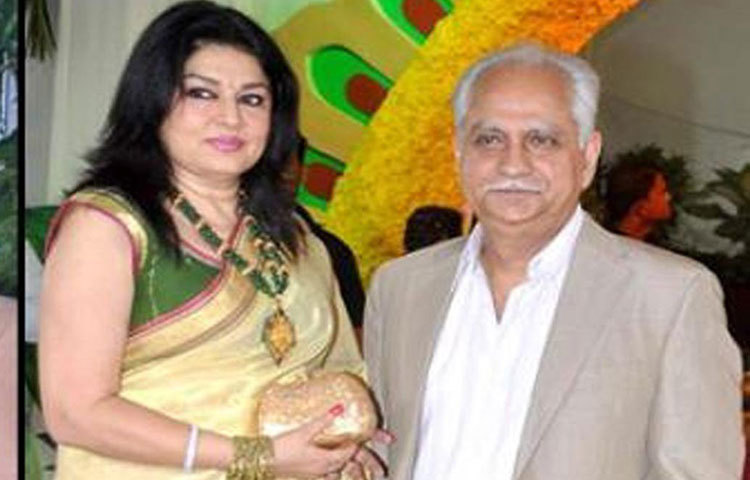 স্ত্রী গীতার সঙ্গে বেশ ভালোই ছিলেন পরিচালক রমেশ সিপ্পি। কিন্তু দূরদর্শনের একটি শোয়ের সময় গিয়ে আলাপ হয় অভিনেত্রী কিরণ জুনেজার সঙ্গে। রটেছিল দু’জনের সম্পর্কের কথা। প্রথমে তা প্রকাশ্যে আসেনি। পরে গীতার সঙ্গে বিচ্ছেদ হয় তার। কিরণকে বিয়ে করেন ‘শোলে’ পরিচালক।