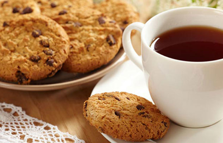চা মানেই বিস্কুট। সকালে ঘুম থেকে উঠেই হোক বা যে কোনও সময়, মুঠো মুঠো বিস্কুট আমরা খেয়েই থাকি। কিন্তু জানেন কি, এই বিস্কুট থেকে অস্বাভাবিক হারে মোটা হওয়া থেকে শুরু করে ডায়াবেটিস পর্যন্ত হতে পারে!