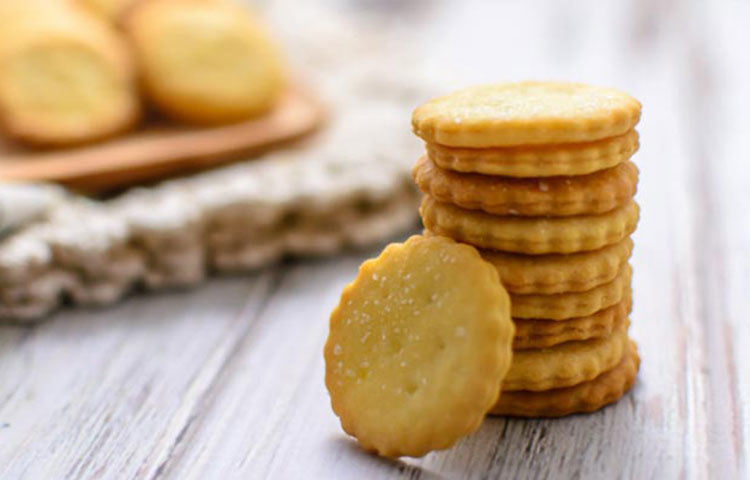 দিনে একাধিকবার চা। আর চা মানেই তার বিস্কুট খাওয়া হয়। কিন্তু সম্প্রতি বিশেষজ্ঞরা বলছেন, চায়ের সঙ্গে বিস্কুট খেতে হবে খুব সাবধানে। বিশেষজ্ঞরা বলছেন, অতিরিক্ত বিস্কুটই ডেকে আনতে পারে বিপদ।