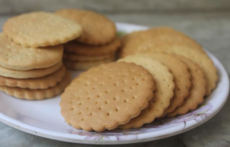 বিশেষজ্ঞদের মতে, বিস্কুট মানেই ময়দা যা তৈরির সময় ভিটামিনের দফারফা। ময়দা তৈরির সময় ফাইবার কমে যাওয়ায় কোষ্ঠকাঠিন্যের সমস্যা দেখা দিতে পারে। ফলে ধীরে ধীরে ওজন বাড়তে থাকে।