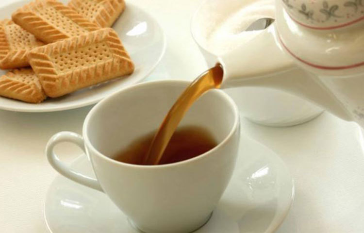 পরীক্ষা করে দেখা গিয়েছে, বেশির ভাগ বিস্কুটেই মিষ্টির পরিমাণ প্রচুর। রোজ চায়ের সঙ্গে বিস্কুট খাওয়া হয়, তাহলে ওবেসিটি নিশ্চিত। তাছাড়া বিস্কুটে চিনির পরিমাণ বেশি থাকায় দাঁতের সর্বনাশের সম্ভাবনা অনেকটাই বেড়ে যায়।