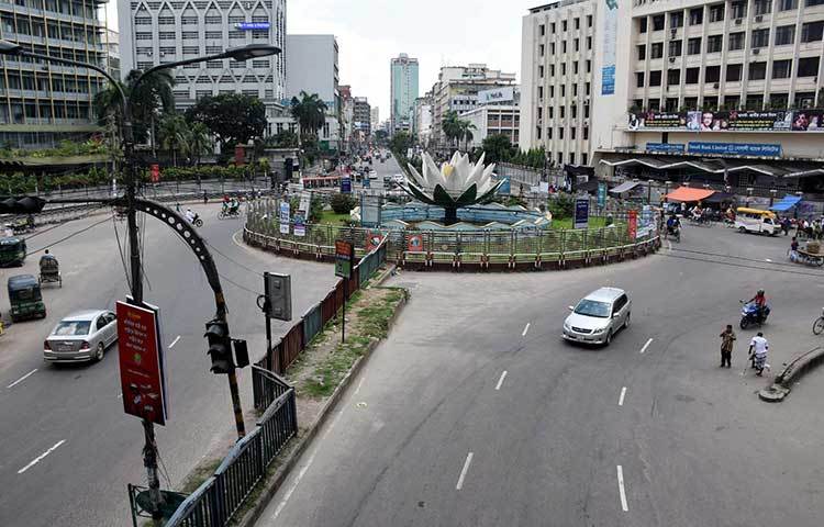 ব্যাংকপাড়া খ্যাত মতিঝিলের শাপলা চত্বরে দুয়েকটি গাড়ি চলছে। ছবি : বিপ্লব দিক্ষিৎ