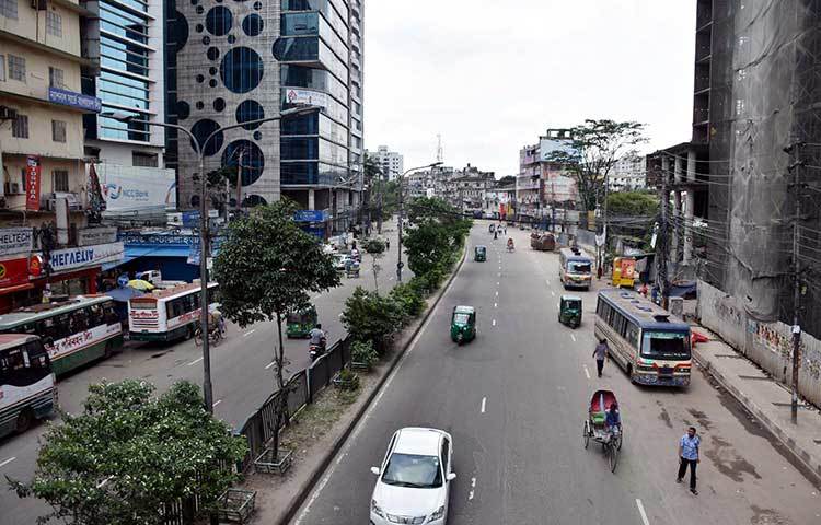 দুয়েকদিনের মধ্যে ফাঁকা এই রাজপথ যানবাহন ও মানুষের পদভারে কানায় কানায় ভরে উঠবে। ছবি : বিপ্লব দিক্ষিৎ