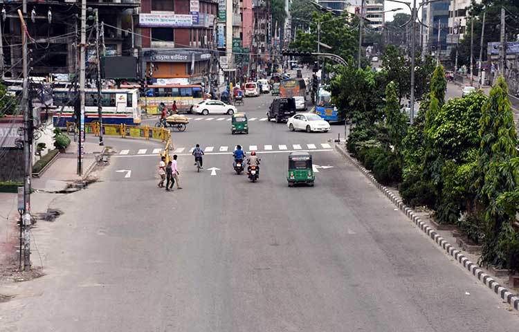 রাজধানীর ব্যস্তমত রাস্তাগুলো ফাঁকা পেয়ে অনেকে মনের আনন্দে ঘুরতে বেরিয়েছেন। ছবি : বিপ্লব দিক্ষিৎ