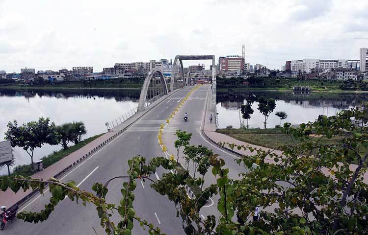 ভ্রমণকারীদের কোলাহলে ব্যস্ত থাকা হাতিরঝিল এখন ফাঁকা পড়ে আছে। ছবি : বিপ্লব দিক্ষিৎ