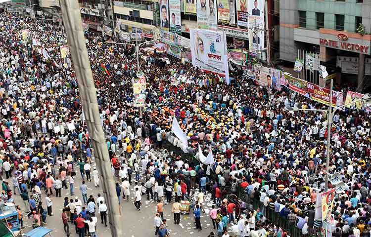 শনিবার দুপুর ২টায় জনসভার মূল আনুষ্ঠানিকতা শুরু হলেও শুক্রবার রাত থেকেই জনসভাস্থলে আসতে শুরু করেন নেতাকর্মীরা। ছবি : বিপ্লব দিক্ষিৎ