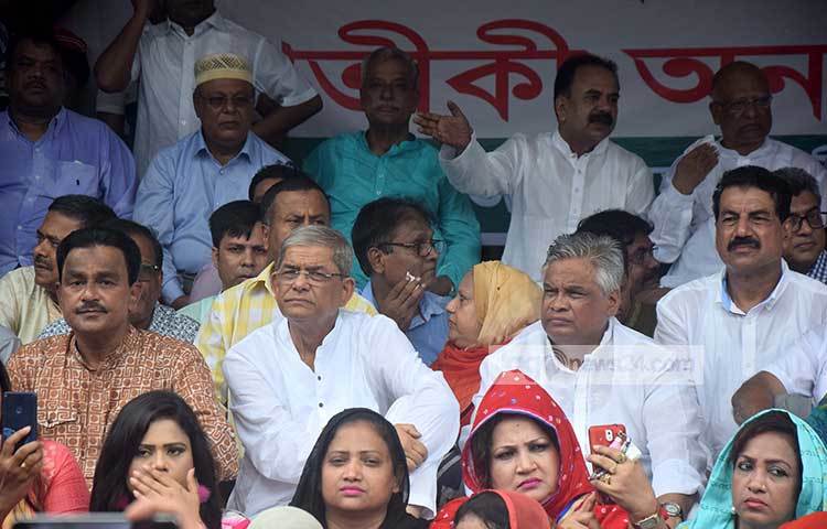 প্রতীকী অনশন কর্মসূচিতে বিএনপির স্থায়ী কমিটির সদস্য ড. খন্দকার মোশাররফ হোসেন, ভাইস চেয়ারম্যান সেলিমা রহমান, চৌধুরী কামাল ইবনে ইউসুফ ছাড়াও দলটির বিভিন্ন অঙ্গসংগঠনের নেতা-কর্মীরা উপস্থিত হয়েছেন। ছবি : মাহবুব আলম