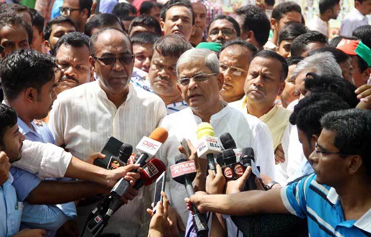 পুষ্পার্ঘ্য অর্পণ শেষে দলের মহাসচিব মির্জা ফখরুল ইসলাম আলমগীর গণমাধ্যমের মুখোমুখি হন। ছবি : বিপ্লব দিক্ষিৎ