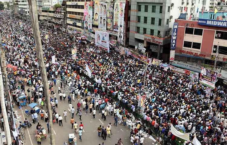 জনসভা উপলক্ষে লোকে কানায় কানায় পূর্ণ হয়েছে বিএনপির প্রধান কার্যালয়ের অফিসের সামনের রাস্তা। ছবি : বিপ্লব দিক্ষিৎ