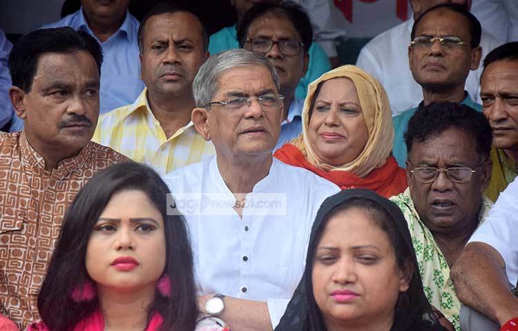 বিএনপির মহাসচিব মির্জা ফকরুল ইসলাম আলমগীরসহ অন্যান্য নেতা-কর্মীরা অনশন কর্মসূচিতে। ছবি : মাহবুব আলম
