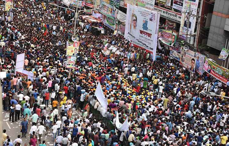 সকাল থেকে নেতাকর্মীদের সমাগম বাড়তে থাকে। বেলা বাড়ার সঙ্গে সঙ্গে তা জনস্রোতে রূপ নেয়। ছবি : বিপ্লব দিক্ষিৎ