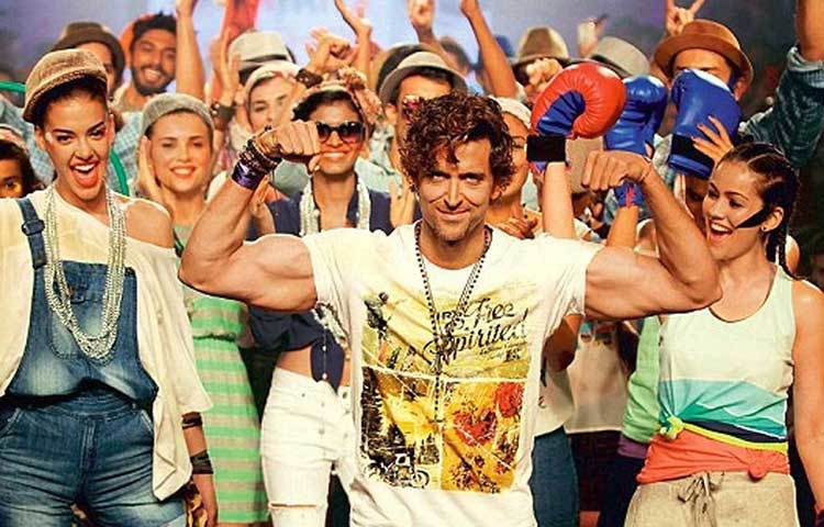 হৃতিক রোশন : ২০১৮ সালে বিশ্বসেরা হ্যান্ডসাম অভিনেতাদের তালিকাতেও প্রথম স্থানে তিনি। এই তারকার স্টেজ পারফরমেন্সের পারিশ্রমিক যে একটু বেশিই হবে তাতে আর আশ্চর্যের কি আছে। এক একটা পারফরম্যান্সের জন্য সাড়ে তিন কোটি টাকা পারিশ্রমিক নেন হৃতিক।