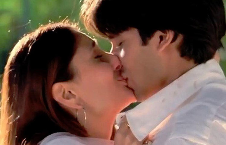 তখন চুটিয়ে প্রেম করছেন শহিদ কাপুর আর কারিনা কাপুর। দু’জনের একটি এমএমএস ভাইরাল হয়ে যায়। সেই ভিডিও ফুটেজে দেখা যায়, চুম্বনরত অবস্থায় আছেন দুজন। আর তার জেরে রাতারাতি সংবাদের শিরোনামে চলে আসেন শহিদ আর কারিনা। এক সংবাদপত্রের বিরুদ্ধে আইনি নোটিশও পাঠান অভিনেত্রী।