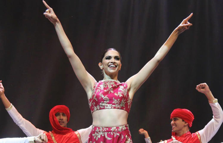 দীপিকা পাড়ুকোন : বলিউডে এখন তারই রাজত্ব। বলিউডে সর্বোচ্চ পারিশ্রমিক নেওয়া তারকাদের মধ্যেও প্রথম সারিতে তিনি। দীপিকার লাইভ পারফরম্যান্স মানেই মাথার ঘাম পায়ে ফলতে হয় আয়োজকদের। মাত্র চার মিনিটের স্টেজ পারফরম্যান্সের জন্য দীপিকার পারিশ্রমিক প্রায় দেড় কোটি টাকার কাছাকাছি।