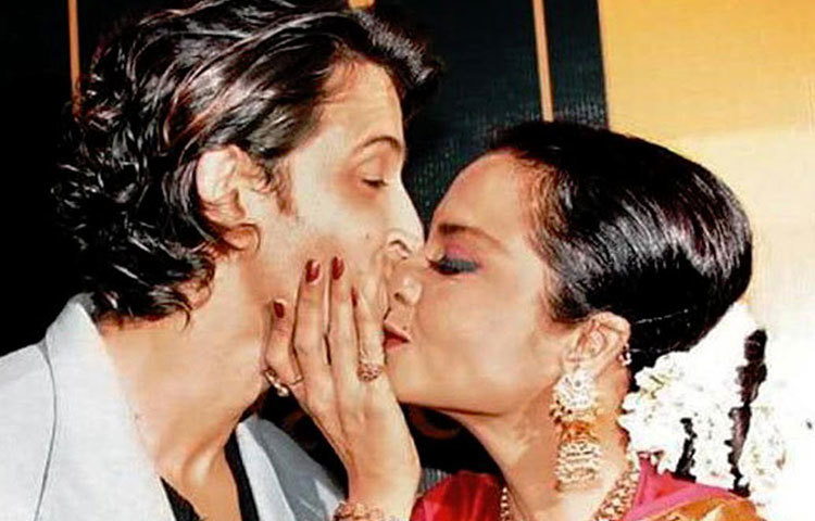 রেখা আর হৃত্বিক রোশনের চুম্বনের এই ছবিও সামনে এসেছিল। এই ছবি নিয়েও এক সময়ে খুব বিতর্ক হয়েছিল।