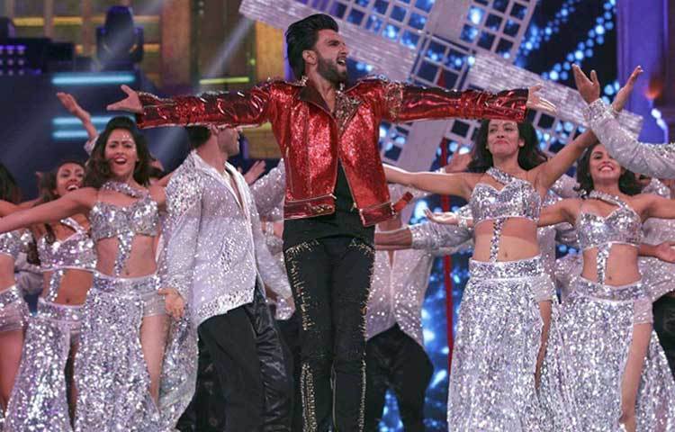 রণবীর সিংহ : কাজের প্রতি ডেডিকেশন এবং কমিটমেন্টের নিরিখে তিনি নাকি অনেকের থেকেই এগিয়ে। তিনি অর্থাৎ রণবীর সিংহ। এই মুহূর্তে বলিউডের হার্টথ্রব রণবীরের স্টেজ পারফরম্যান্সের পারিশ্রমিকও অন্যদের থেকেও একটু বেশি। যে কোনও স্পেশাল পারফরম্যান্সের জন্য রণবীরের পারিশ্রমিক ২ কোটি টাকা।