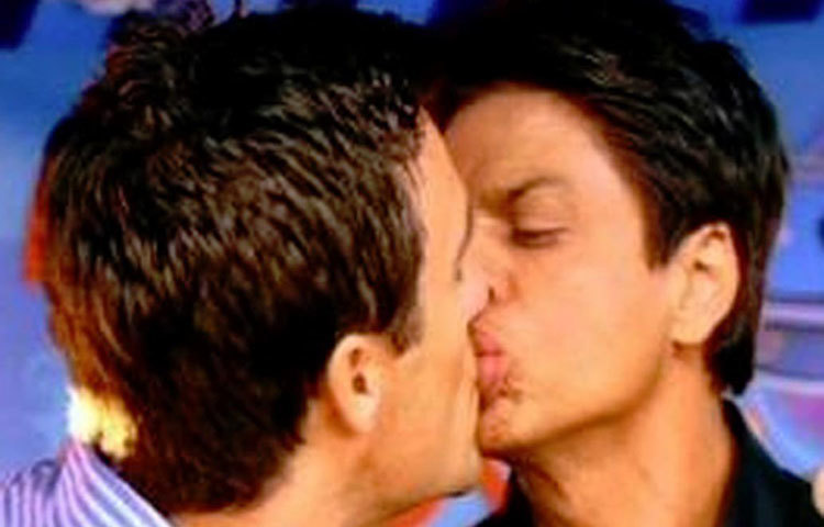 সোশ্যাল মিডিয়ায় তীব্র ঝড় উঠেছিল শাহরুখ খানের এই চুমুর ছবি নিয়ে। সে ছবিতে আবার একজন পুরুষকে চুমু খাচ্ছিলেন বলিউড বাদশা। একটি শো’তে অতিথি হিসেবে গিয়ে এমন কাণ্ডটা ঘটিয়ে ফেলেছিলেন শাহরুখ। তিনি যাকে চুমু খেয়েছিলেন তিনি ছিলেন জন ব্যারোম্যান।