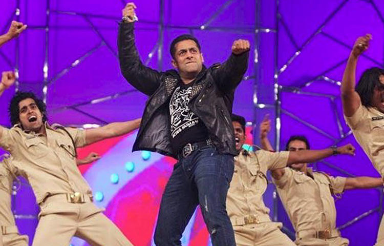 সালমান খান : পর্দায় ‘ভাইজান’ মানেই ভক্তেরা মাতোয়ারা। আর যদি ভাইজানের স্টেজ পারফরম্যান্স হয় তাহলে তো আর কথাই নেই। নাচের স্টেপ দিয়ে হোক বা কমেডি- আসর মাতাতে সালমানের জুড়ি মেলা ভার। তাই তার পারিশ্রমিকও বেশি। যে কোনও স্টেজ শো-এর জন্য ভাইজানের পারিশ্রমিক ৫ কোটি টাকার কাছাকাছি।