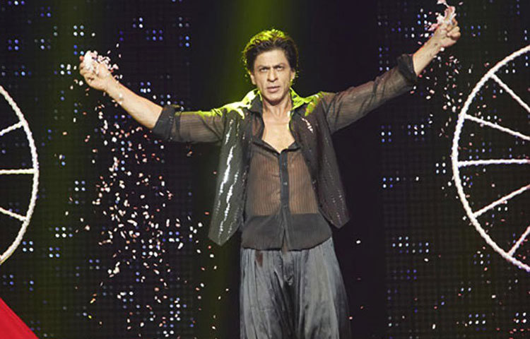 শাহরুখ খান : স্টেজ পারফরম্যান্সের জন্য বলি বাদশার পারিশ্রমিক ২-৩ কোটি টাকার কাছাকাছি। ঘণ্টা দেড়েকের জন্য শো সঞ্চালনা করতে হলেও একই পারিশ্রমিক নেন শাহরুখ।