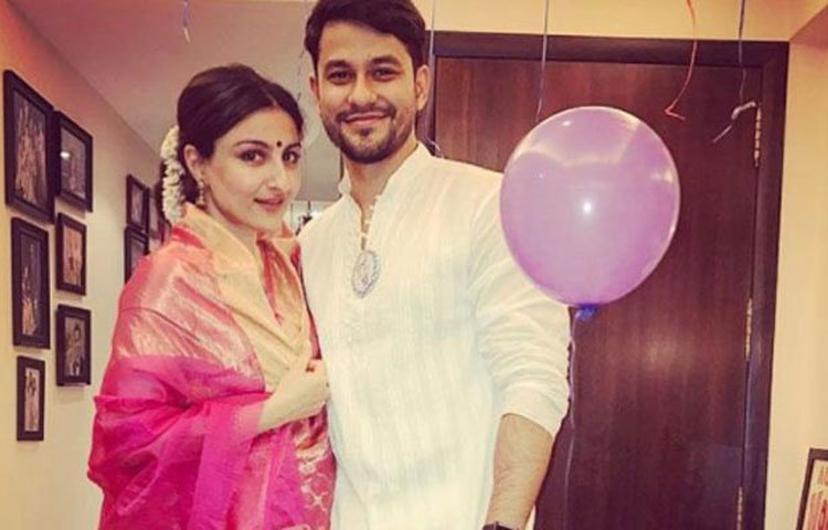 দুই বছর লিভ ইন করার পর ২০১৪ সালে সোহা আলি খানকে বিবাহের প্রস্তাব দেন কুণাল খেমু। সোহার চেয়ে পাঁচ বছরের ছোট তার স্বামী।